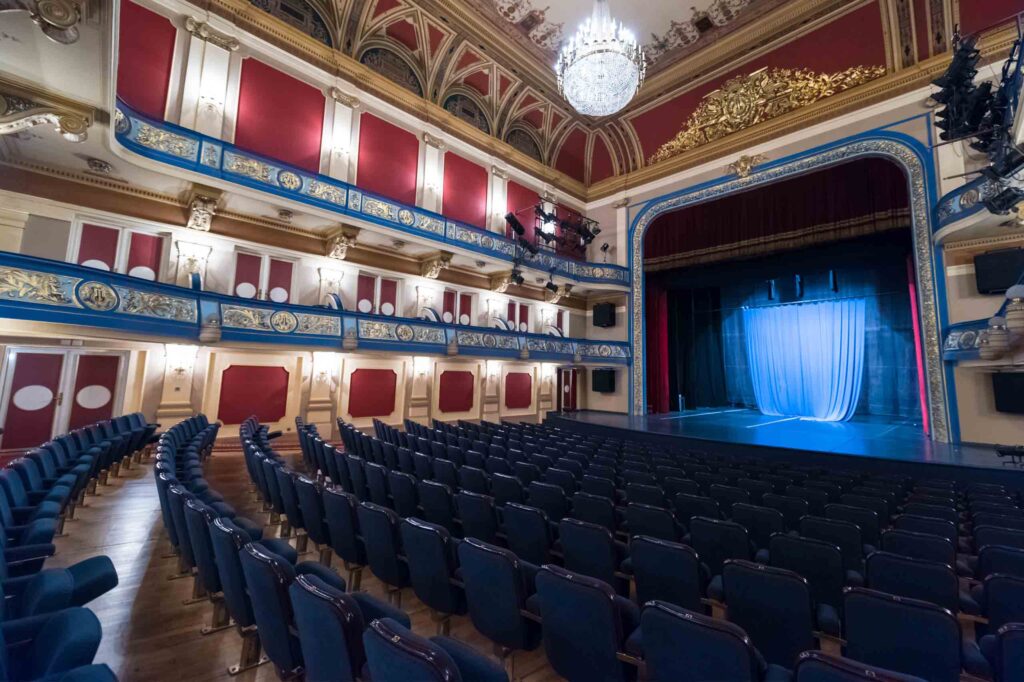 Theater und Schauspiel